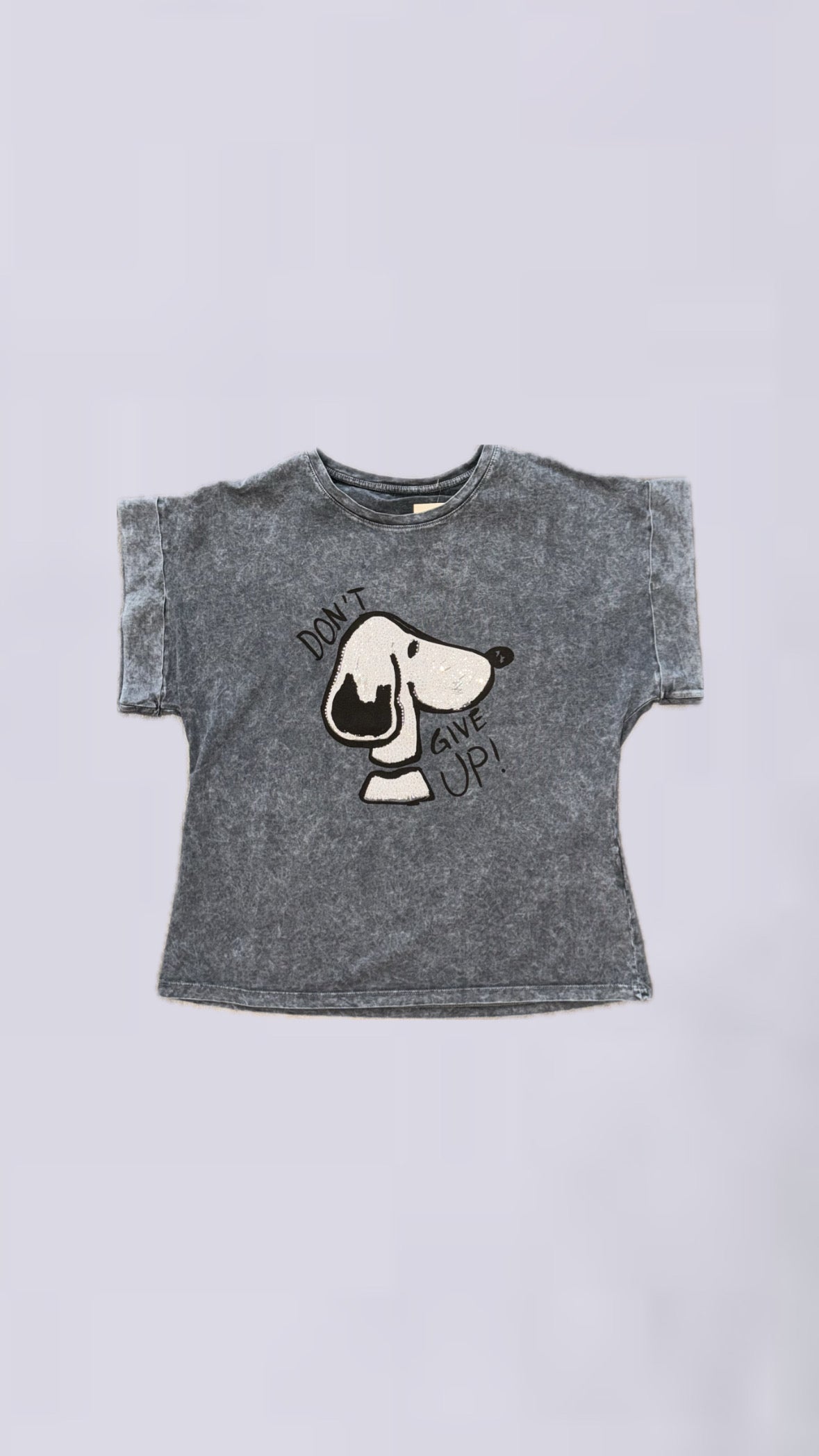 Verwaschenes Kurzarm-T-Shirt mit Chucks , Paris & Snoopy Motiv
