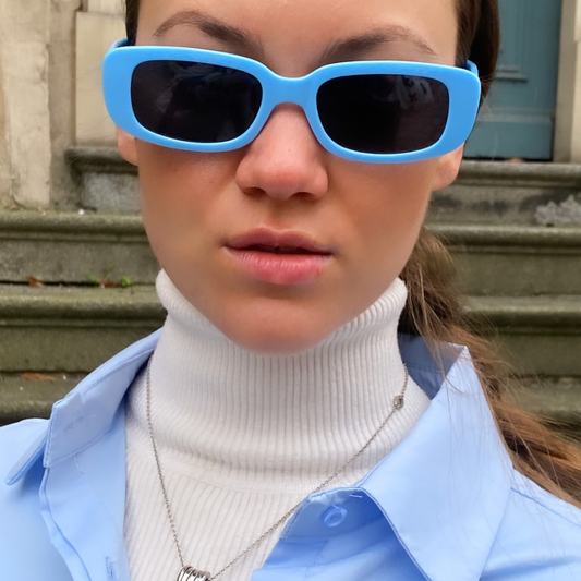 Blaue Sonnenbrille mit rechteckiger Form